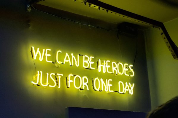 gabriel-bassino-zEawlLdVloo-unsplash Neon-Schriftzug in Karaoke Bar mit Zitat aus Heroes von David Bowie
