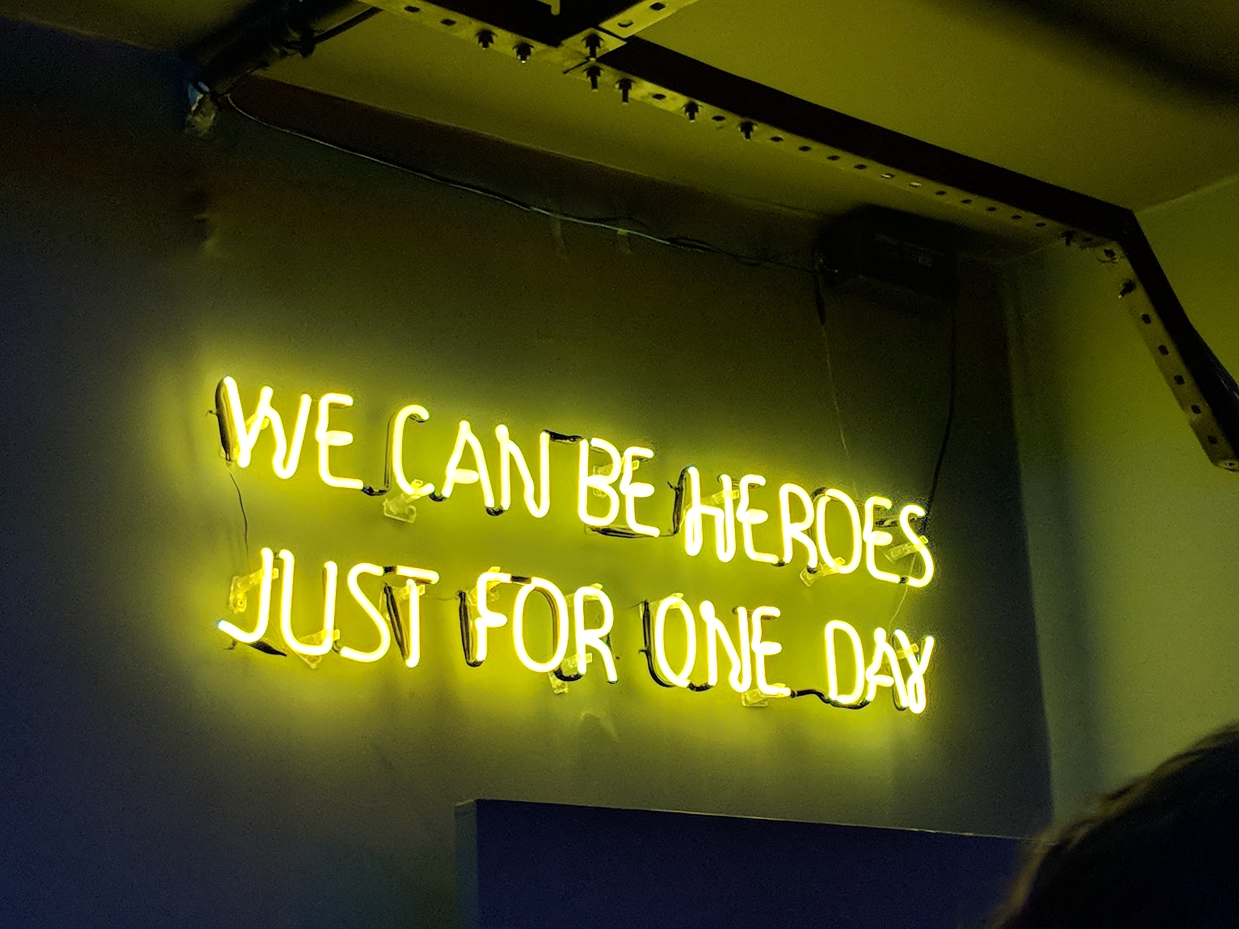 Neon-Schriftzug in Karaoke Bar mit Zitat aus Heroes von David Bowie